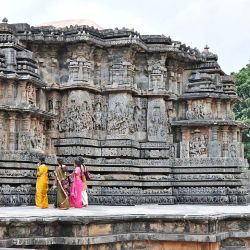 En dos aldeas al oeste de Bangalore, dos templos tallados hasta el infinito cuentan la historia de la zona.