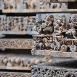 En dos aldeas al oeste de Bangalore, dos templos tallados hasta el infinito cuentan la historia de la zona.