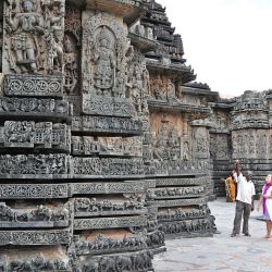 En dos aldeas al oeste de Bangalore, dos templos tallados hasta el infinito cuentan la historia de la zona.
