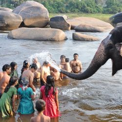 En dos aldeas al oeste de Bangalore, dos templos tallados hasta el infinito cuentan la historia de la zona.