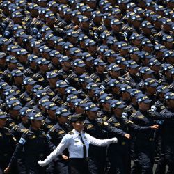 Algunos de los 3.228 policías forman una formación durante su ceremonia de graduación en el Estadio Cementos Progreso de la Ciudad de Guatemala. | Foto:JOHAN ORDONEZ / AFP