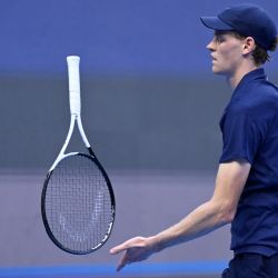 El italiano Jannik Sinner reacciona durante el partido de semifinales individual masculino contra el australiano Alex De Minaur en el torneo de tenis China Open en Beijing. | Foto:Wang Zhao / AFP