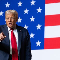 El presidente de Estados Unidos, Donald Trump, se retira tras dirigirse a altos oficiales militares reunidos en la Base del Cuerpo de Marines de Quantico, en Quantico, Virginia. | Foto:JIM WATSON / AFP