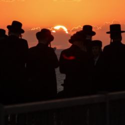 Hombres judíos ultraortodoxos realizan el ritual "Tashlich", durante el cual "los pecados son arrojados al agua para ser pescados", en la ciudad costera israelí de Netanya, antes del Día de la Expiación, o Yom Kipur, el día más importante del calendario religioso judío. | Foto:JACK GUEZ / AFP