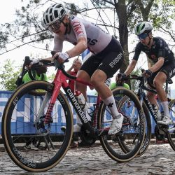 La ciclista suiza Noemi Ruegg (izq.) y la española Mireia Benito Pellicer (der.) compiten en la prueba femenina de ciclismo en ruta Élite durante el Campeonato Mundial de Ciclismo en Ruta UCI 2025, en Kigali. | Foto:ANNE-CHRISTINE POUJOULAT / AFP