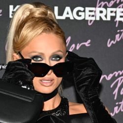 La socialité estadounidense Paris Hilton posa para una sesión de fotos durante la velada "From Paris with Love" de Karl Lagerfeld, en el marco de la Semana de la Moda de París, en el YoYo Club de París. | Foto:Anna KURTH / AFP