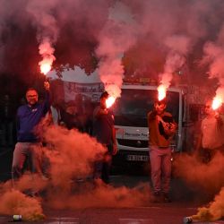 Personas con bengalas durante una manifestación en Marsella, sur de Francia, como parte de una jornada de huelga nacional convocada por los ocho sindicatos más grandes de Francia para exigir medidas de "justicia social". | Foto:MIGUEL MEDINA / AFP