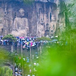 Personas visitan el punto escénico de las Grutas de Longmen, en la ciudad de Luoyang, en la provincia de Henan, en el centro de China. | Foto:Xinhua/Li Weichao
