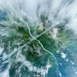 Vista aérea tomada con un dron del puente del Gran Cañón de Huajiang, en la provincia de Guizhou, en el suroeste de China. El puente tiene 2.890 metros de largo con un vano principal de 1.420 metros. Elevándose 625 metros sobre el río, una vez completado establecerá el récord tanto del puente más alto del mundo como del puente de mayor vano construido en una zona montañosa, dijo el gobierno provincial. | Foto:Xinhua/Ou Dongqu