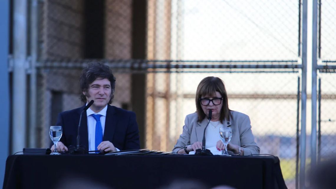 President Javier Milei and National Security Minister Patricia Bullrich present penal code reform at the door of Ezeiza Prison.