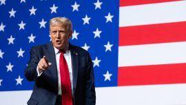 El presidente de Estados Unidos, Donald Trump, se retira tras dirigirse a altos oficiales militares reunidos en la Base del Cuerpo de Marines de Quantico, en Quantico, Virginia.