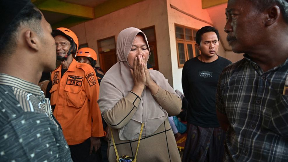 La desesperacion entre los familiares de los desaparecidos en una escuela de Indonesia. 