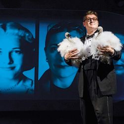 Gabriel Oliveri es Truman Capote en "Queridísimo Truman". | Foto:Carlos Furman para el Teatro San Martín