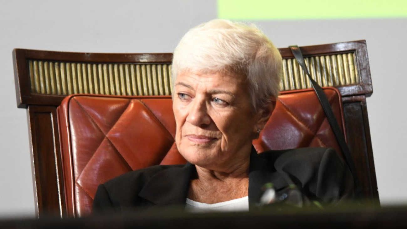 La profesora emérita Mónica Pintos en la ceremonia de entrega de Doctorados Honoris Causa a los jueces del juicio a las juntas. (FOTO NESTOR GRASSI)