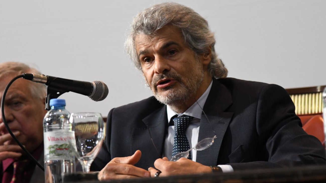 Leandro Vergara, decano de la Facultad de Derecho, en la entrega de Doctorados Honoris Causa a jueces de las juntas. (FOTO NESTOR GRASSI)