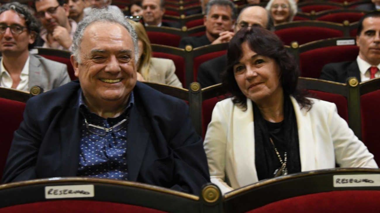 Eduardo Valdés y Vilma Ibarra en la entrega de Doctorados Honoris Causa a jueces de las juntas. (FOTO NESTOR GRASSI)