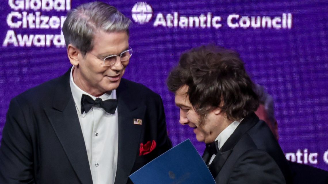 US Treasury Secretary Scott Bessent, left, and President Javier Milei during the Atlantic Council Global Citizen Awards in New York on September 24, 2025.
