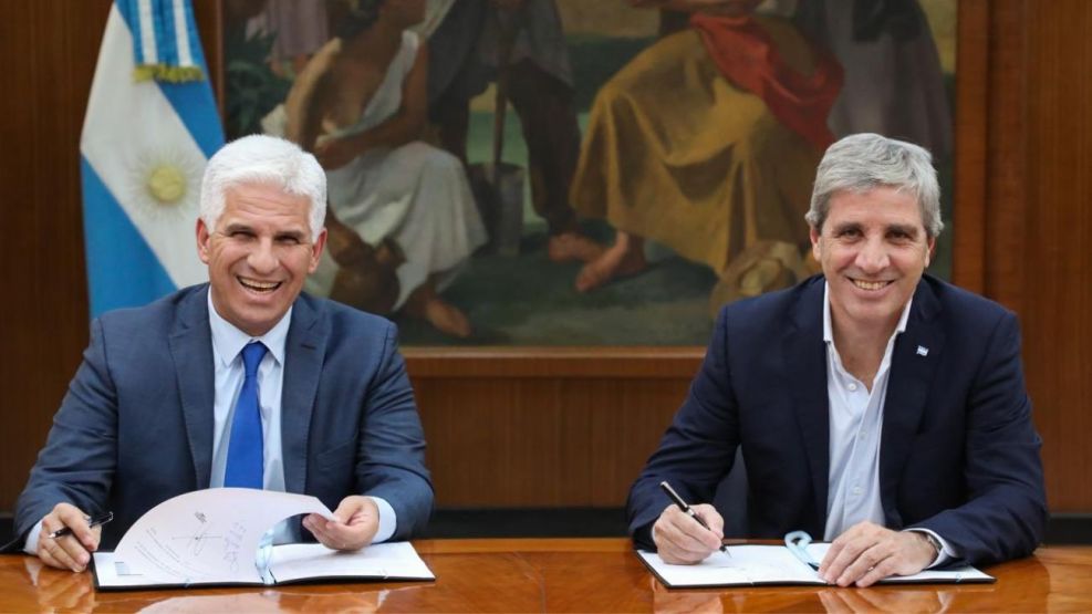 El ministro de Economía, Luis Caputo, se reunió con el gobernador de San Luis, Claudio Poggi.