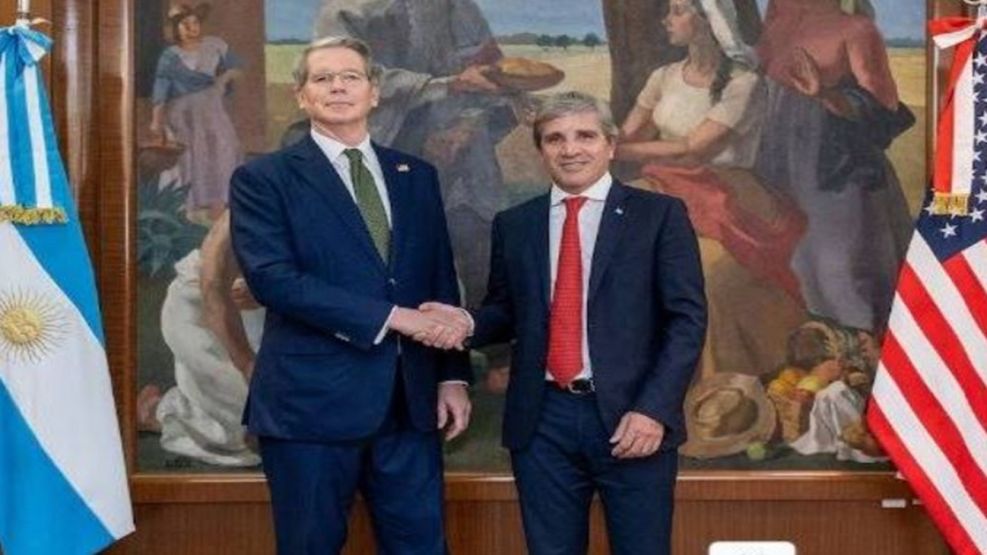 Los bonos argentinos recuperaron más de 3% mientras Caputo viaja a Washington