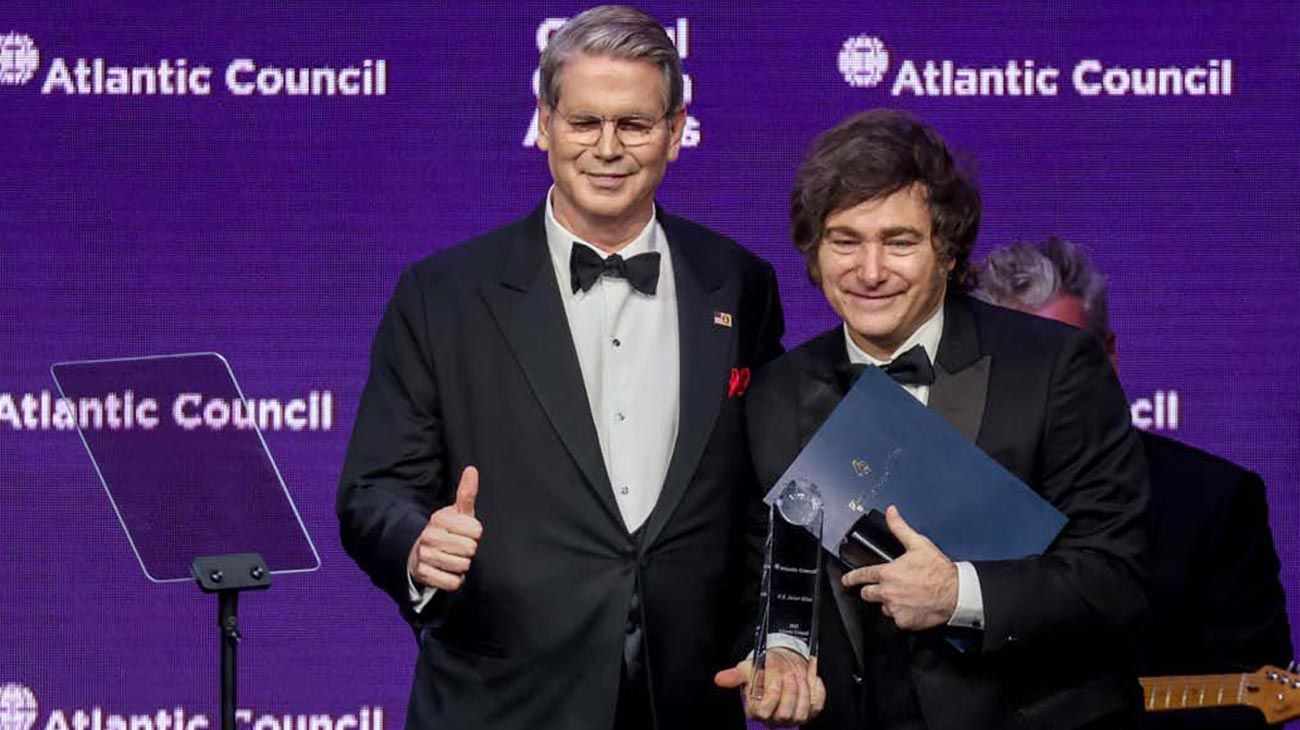 Salvavidas. El presidente, Javier Milei junto al secretario del Tesoro estadounidense, Scott Bessent, la semana pasada.