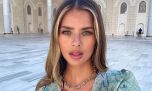 Adiós al minimalismo: la China Suárez deslumbró con un look navy urbano en Estambul 