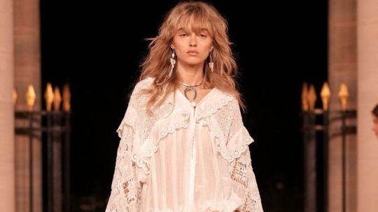 Isabel Marant revive el boho parisino con botas pirata y un front row mediático en París Fashion Week
