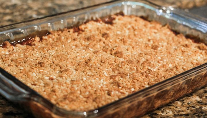 Crumble de manzana express: el postre fácil que hacés en menos de 10 minutos