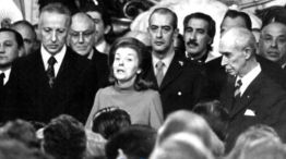 María Isabel Martínez de Perón, a su derecha, Ítalo Luder, quien firmaría los decretos de aniquilamiento de la subversión