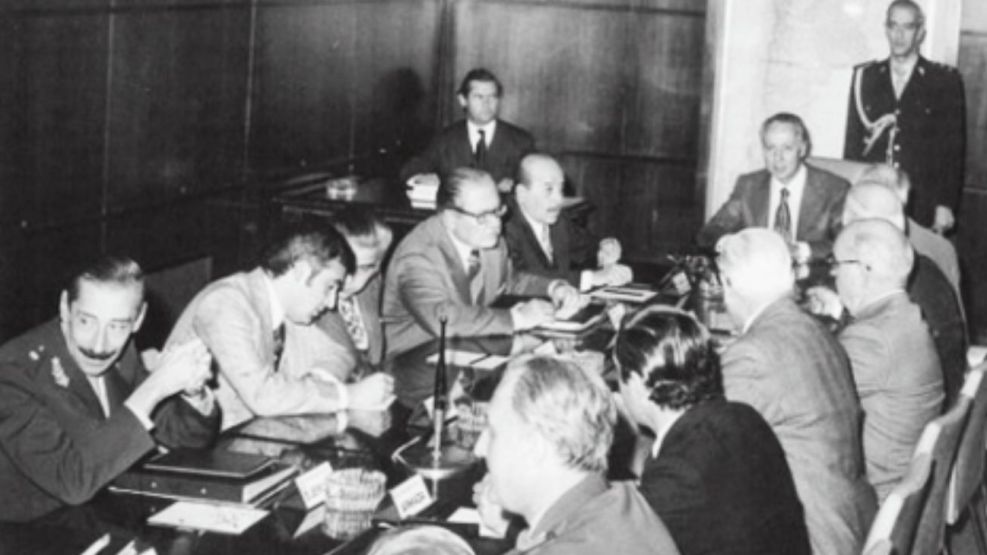 El general Jorge Rafael Videla, a la izquierda, en reunión de gabinete encabezada por Ítalo Luder; a su lado, Carlos Ruckauf y Antonio Caffiero