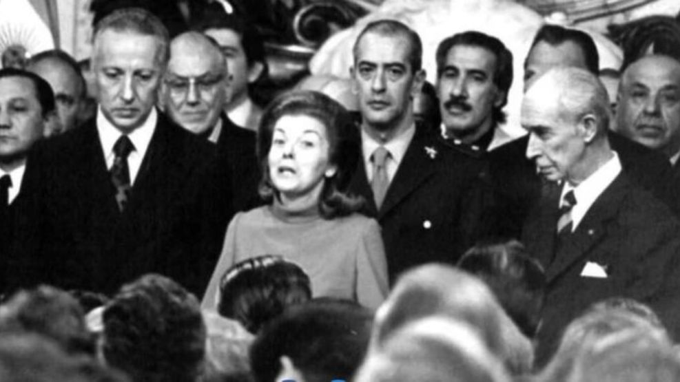 María Isabel Martínez de Perón, a su derecha, Ítalo Luder, quien firmaría los decretos de aniquilamiento de la subversión