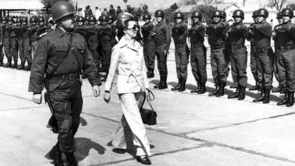 María Isabel Martínez de Perón desfila frente al Ejército Argentino