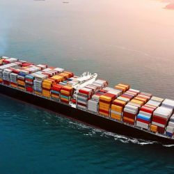 Barcos transportando contenedores.