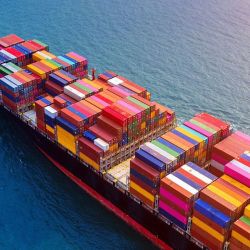 Barcos transportando contenedores.