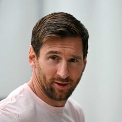 El delantero argentino del Inter de Miami, Lionel Messi, llega para el partido de la temporada regular de la Major League Soccer (MLS) entre el Inter Miami CF y el New England Revolution en el Chase Stadium en Fort Lauderdale, Florida. | Foto:Chandan Khanna / AFP