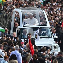 El Papa León XIV saluda a los fieles desde el papamóvil al salir de la Plaza de San Pedro del Vaticano tras la Misa del Jubileo por el mundo misionero y los migrantes. | Foto:Andreas Solaro / AFP