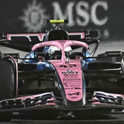 El piloto argentino de Alpine, Franco Colapinto, conduce durante la carrera nocturna del Gran Premio de Fórmula 1 de Singapur en el circuito urbano de Marina Bay, Singapur. | Foto:LILLIAN SUWANRUMPHA / AFP