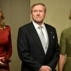 El rey Guillermo Alejandro (centro), la reina Máxima (derecha) y la princesa heredera Catalina Amalia (izquierda) de los Países Bajos asisten a la ceremonia de juramentación del Gran Duque, Jefe de Estado y Duquesa de Luxemburgo, en la Cámara de Diputados de la ciudad de Luxemburgo. | Foto:NICOLAS TUCAT / AFP