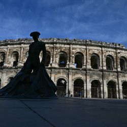 Esta fotografía muestra la estatua del matador francés Christian Montcouquiol, conocido como "Nimeno II", frente a la Arena de Nimes, en Nimes, sur de Francia. | Foto:GABRIEL BOUYS / AFP