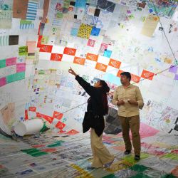 Imagen de personas recorriendo la exposición "Museo Aero Solar", en Bogotá, Colombia. Un enorme globo construido con 5.000 bolsas plásticas de un solo uso ha atraído a miles de visitantes al Centro Cívico de la Universidad de los Andes de Bogotá, uno de los espacios dispuestos para la exhibición de las obras de la primera edición de la Bienal Internacional de Arte y Ciudad, que se desarrolla en la capital colombiana. | Foto:Xinhua/Andrés Moreno