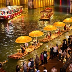 Imagen de turistas navegando en balsas de bambú en un área escénica, en el distrito de Xuan'en, en prefectura autónoma de las etnias tujia y miao de Enshi, en la provincia de Hubei, en el centro de China. Los destinos turísticos de toda China están experimentando un aumento en el número de visitantes desde el miércoles con el comienzo de las vacaciones de ocho días por el Día Nacional y el Festival de Medio Otoño. | Foto:Xinhua/Song Wen