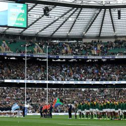 Jugadores sudafricanos entonan el himno nacional antes del partido de prueba del Rugby Championship entre Argentina y Sudáfrica en el Allianz Stadium, Twickenham, al suroeste de Londres. | Foto:Adrian Dennis / AFP
