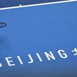 La estadounidense Amanda Anisimova celebra tras ganar la final individual femenina contra la checa Linda Noskova en el Abierto de China en Pekín. | Foto:PEDRO PARDO / AFP