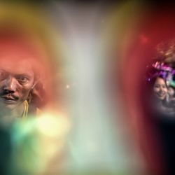 La gente camina entre puestos en una feria durante el Festival Thadingyut, también conocido como el Festival de la Iluminación de Myanmar, en Yangon. | Foto:Sai Aung Main / AFP