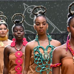 Modelos presentan una creación de la marca colombiana Dos Aguitas durante el desfile "Todas Somos Modelos", celebrado en el marco de la Semana de la Biodiversidad en Cali, Colombia. La Semana de la Biodiversidad de Cali es un encuentro global de expertos y actores interdisciplinarios que promueve acciones para la conservación de la biodiversidad. | Foto:JOAQUIN SARMIENTO / AFP