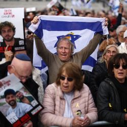 Personas con fotos de rehenes y banderas israelíes se congregan para un evento conmemorativo organizado por la comunidad judía en honor a las vidas perdidas en el ataque de Hamás del 7 de octubre de 2023 en Trafalgar Square, Londres. | Foto:HENRY NICHOLLS / AFP