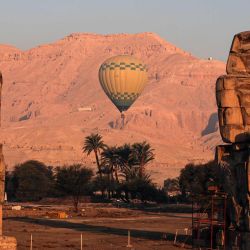 Un globo aerostático es visto cerca de los Colosos de Memnón en la ribera occidental del río Nilo, en Luxor, Egipto. | Foto:Xinhua/Ahmed Gomaa