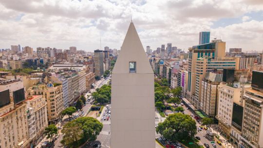 El Obelisco cumple 90 años: la avenida Corrientes se transformará en un gran escenario peatonal para celebrar sus nueve décadas