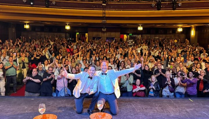 Adrián Pallares y Rodrigo Lussich brillan en el teatro con "Socios al desnudo"