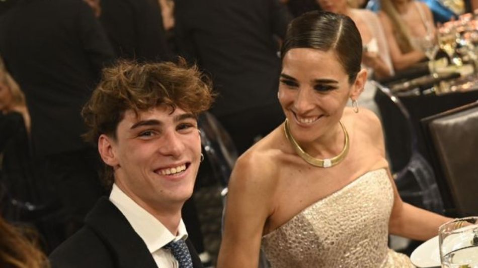 Juana Viale junto a su hijo Silvestre Valenzuela