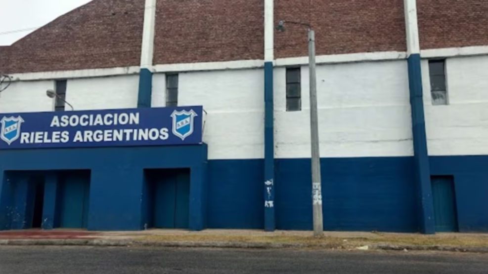 Se descompensó en una cancha de básquet y murió.